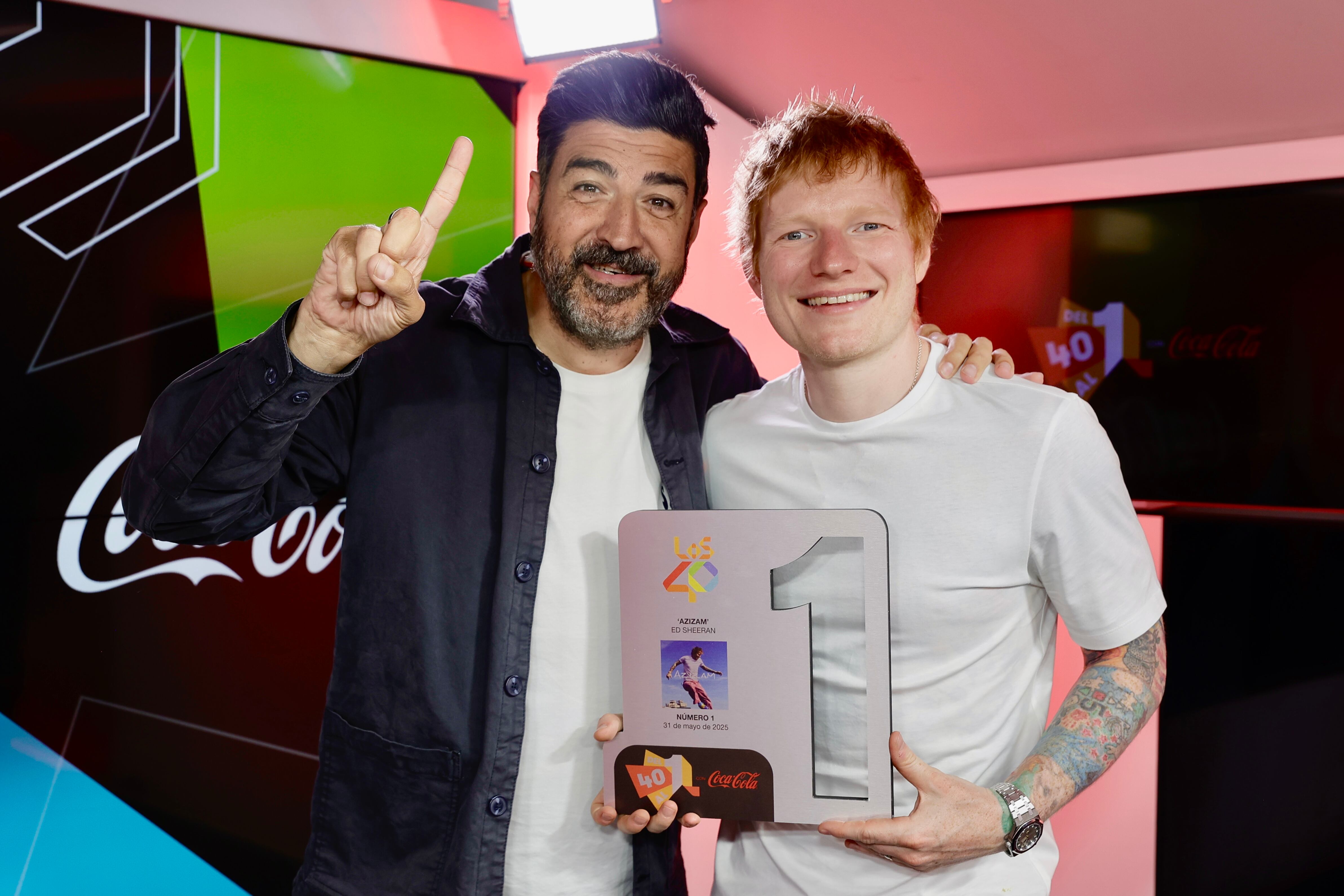 Ed Sheeran vista &#039;Del 40 al 1 Coca Cola&#039;, con Tony Aguilar y recibe una placa conmemorativa con motivo de &#039;Azizam&#039; como Nº1 de LOS40.