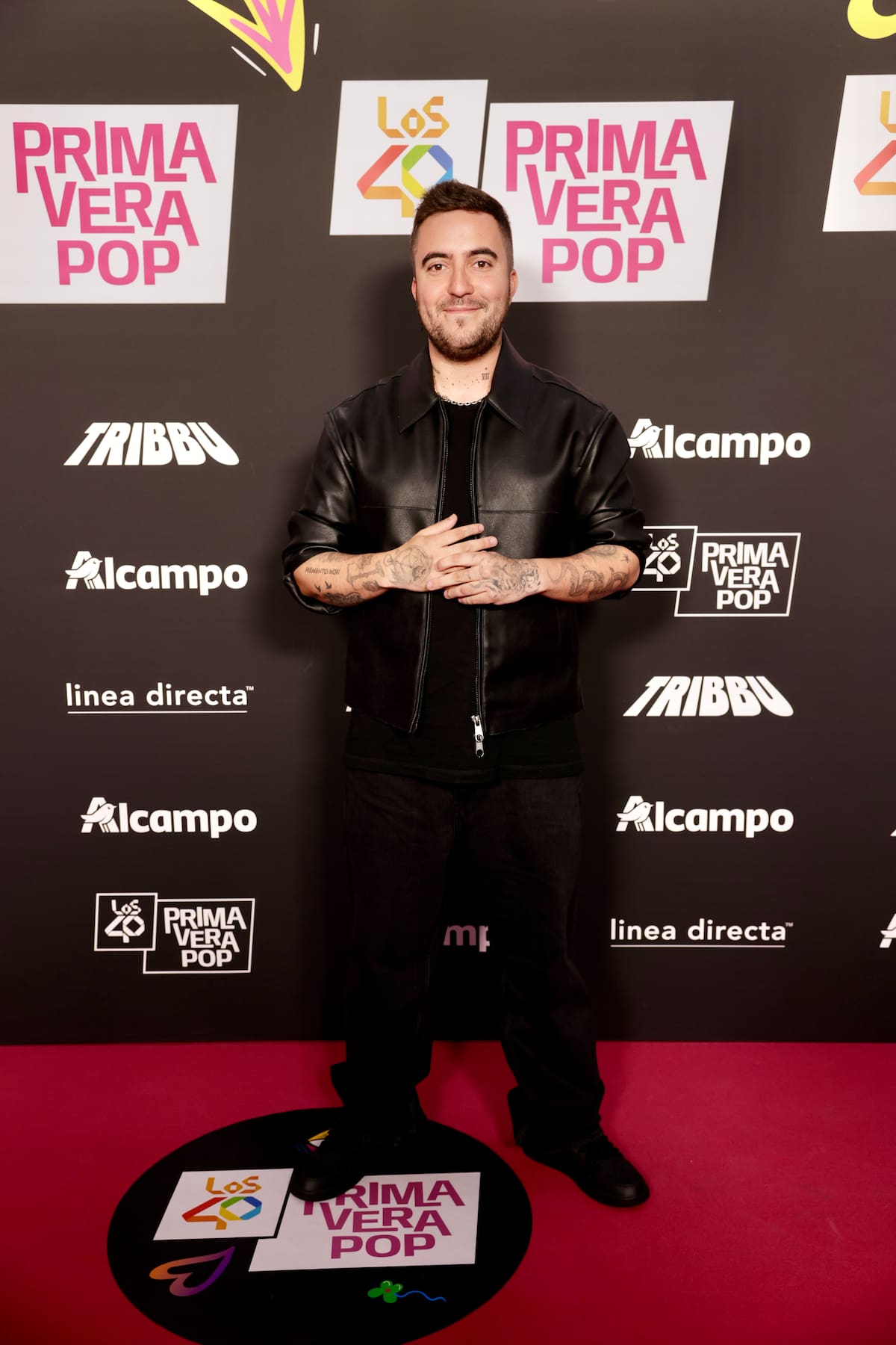 El artista Beret se ha sumado al equipo de los que van total black para posar en la alfombra roja del Movistar Arena.