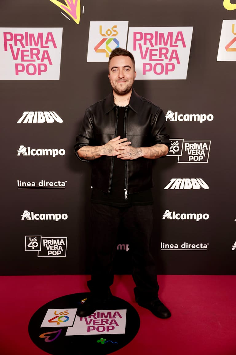 El artista Beret se ha sumado al equipo de los que van total black para posar en la alfombra roja del Movistar Arena.