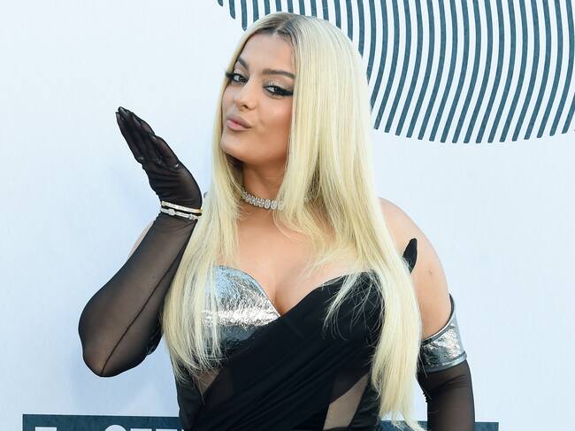 Bebe Rexha enviando amor en la alfombra de los Premios Billboard de la Música 2023