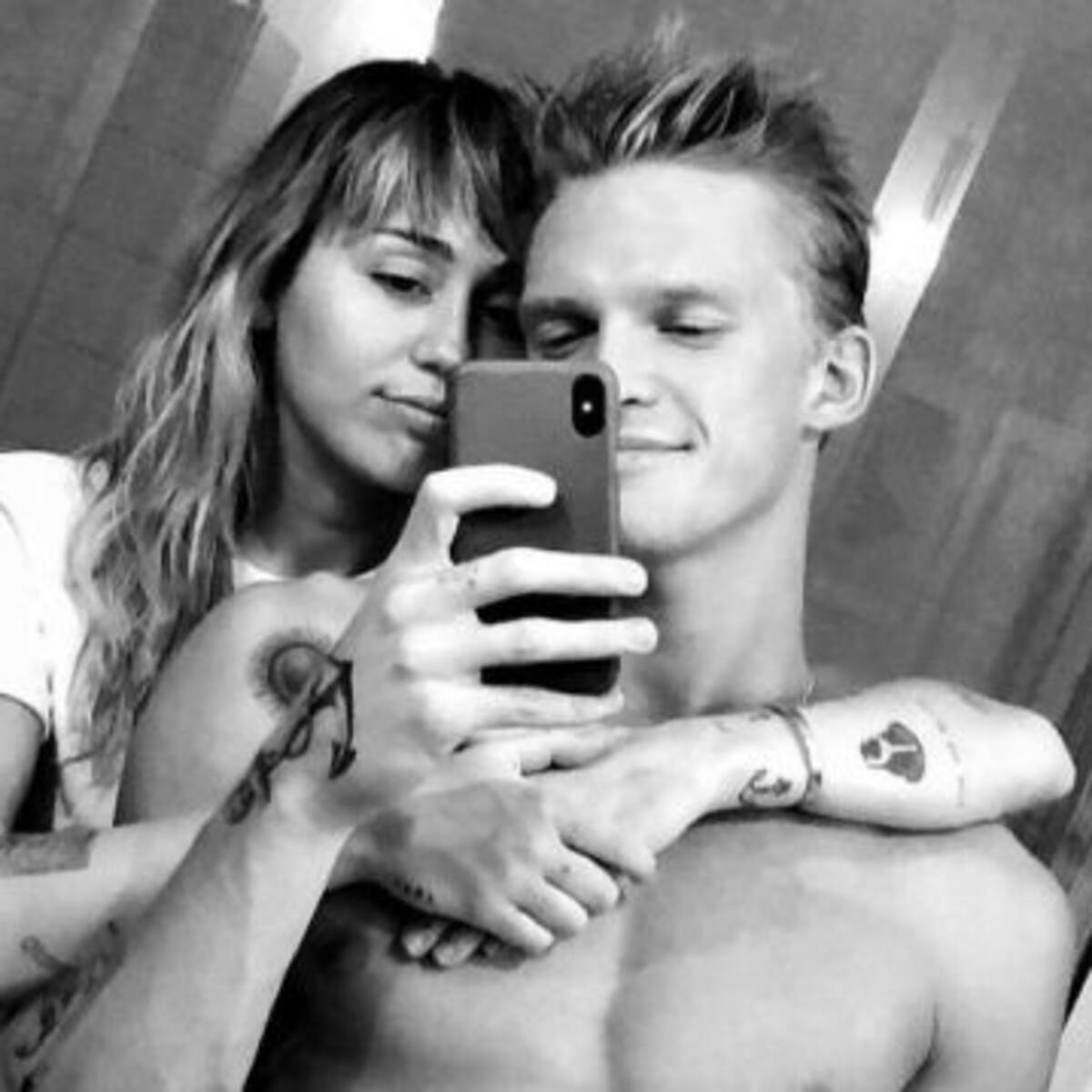 Miley Cyrus se besa con su nuevo novio en ropa interior y con filtro de Joker