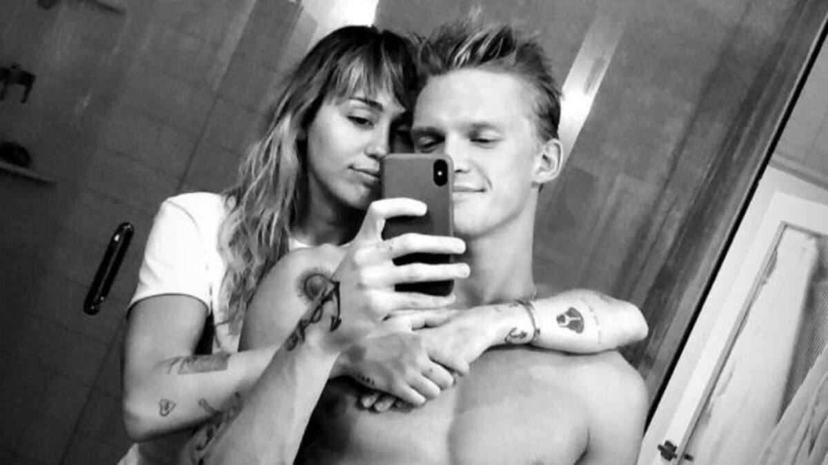 Miley Cyrus se besa con su nuevo novio en ropa interior y con filtro de Joker