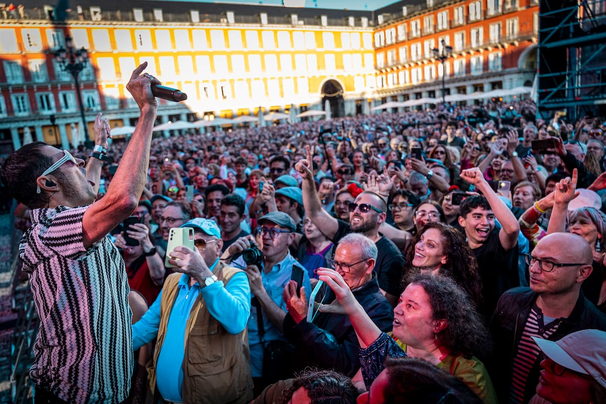 Vaya, vaya... en Madrid no hay playa, pero sí un público castizo dispuesto a disfrutar con Bernárdez y lo mejor de The Refrescos.