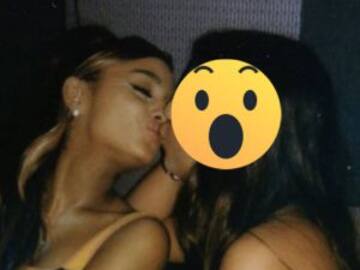 Ariana Grande revela una foto besando a otra mujer
