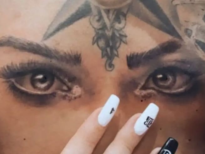 Tatuaje de los ojos de Belinda