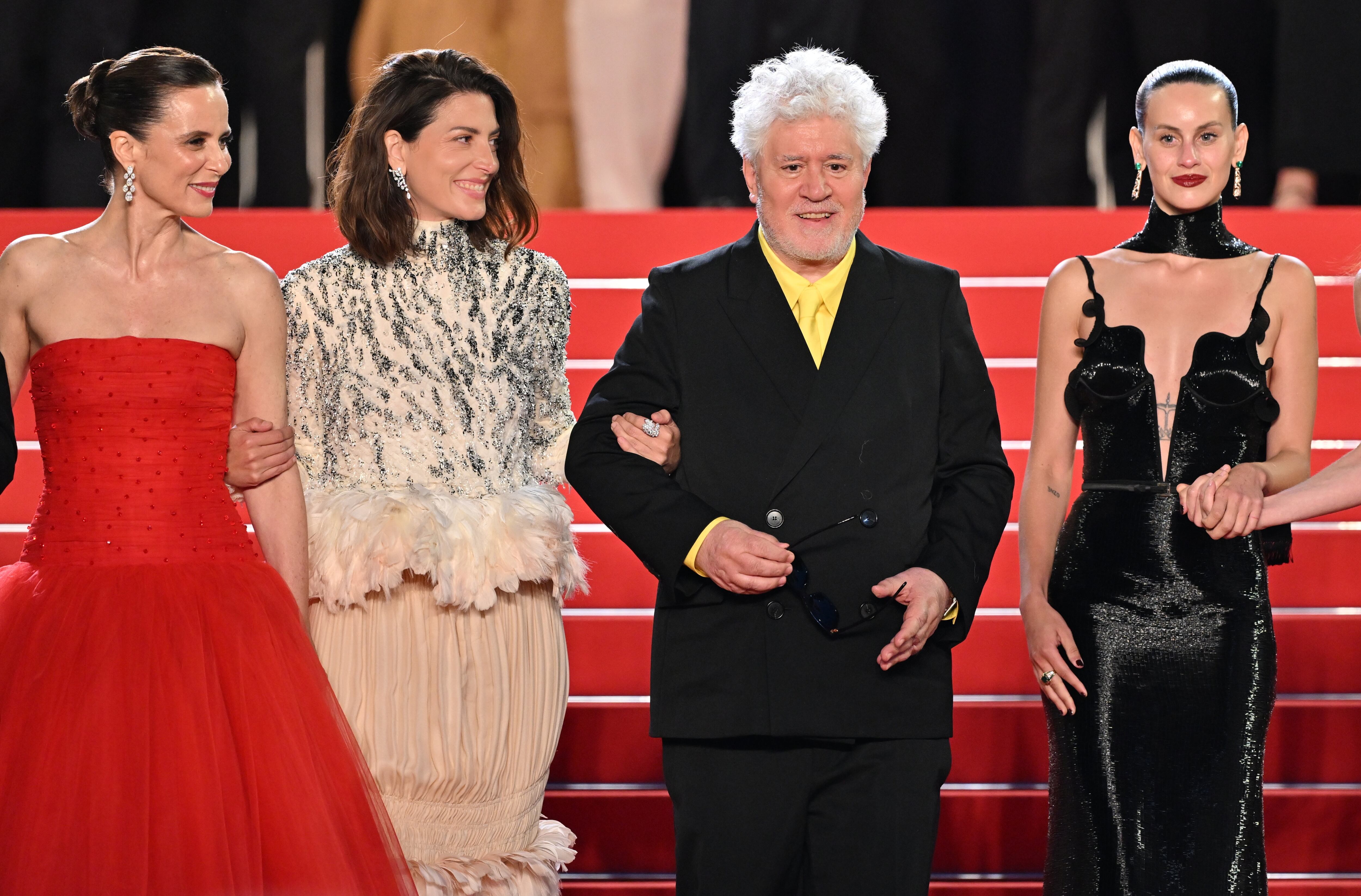 Aitana Sánchez-Gijón, Bárbara Lennie, Pedro Almodóvar y Milena Smit tras la proyección de 'Amarga Navidad' en el Festival de Cannes 2026. / Mustafa Yalcin/Anadolu via Getty