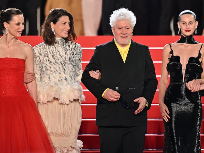 Aitana Sánchez-Gijón, Bárbara Lennie, Pedro Almodóvar y Milena Smit tras la proyección de 'Amarga Navidad' en el Festival de Cannes 2026. / Mustafa Yalcin/Anadolu via Getty