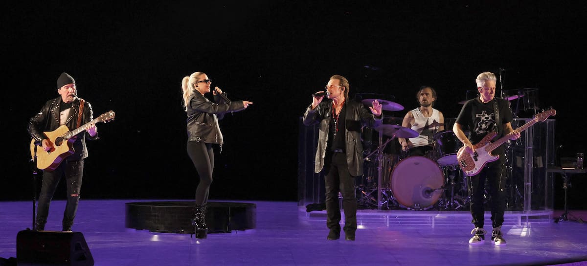 Lady Gaga, The Edge, Bono, Bram van den Berg y Adam Clayton de U2 actúan en el escenario de U2:UV Achtung Baby Live at Sphere, el 25 de octubre de 2023.
