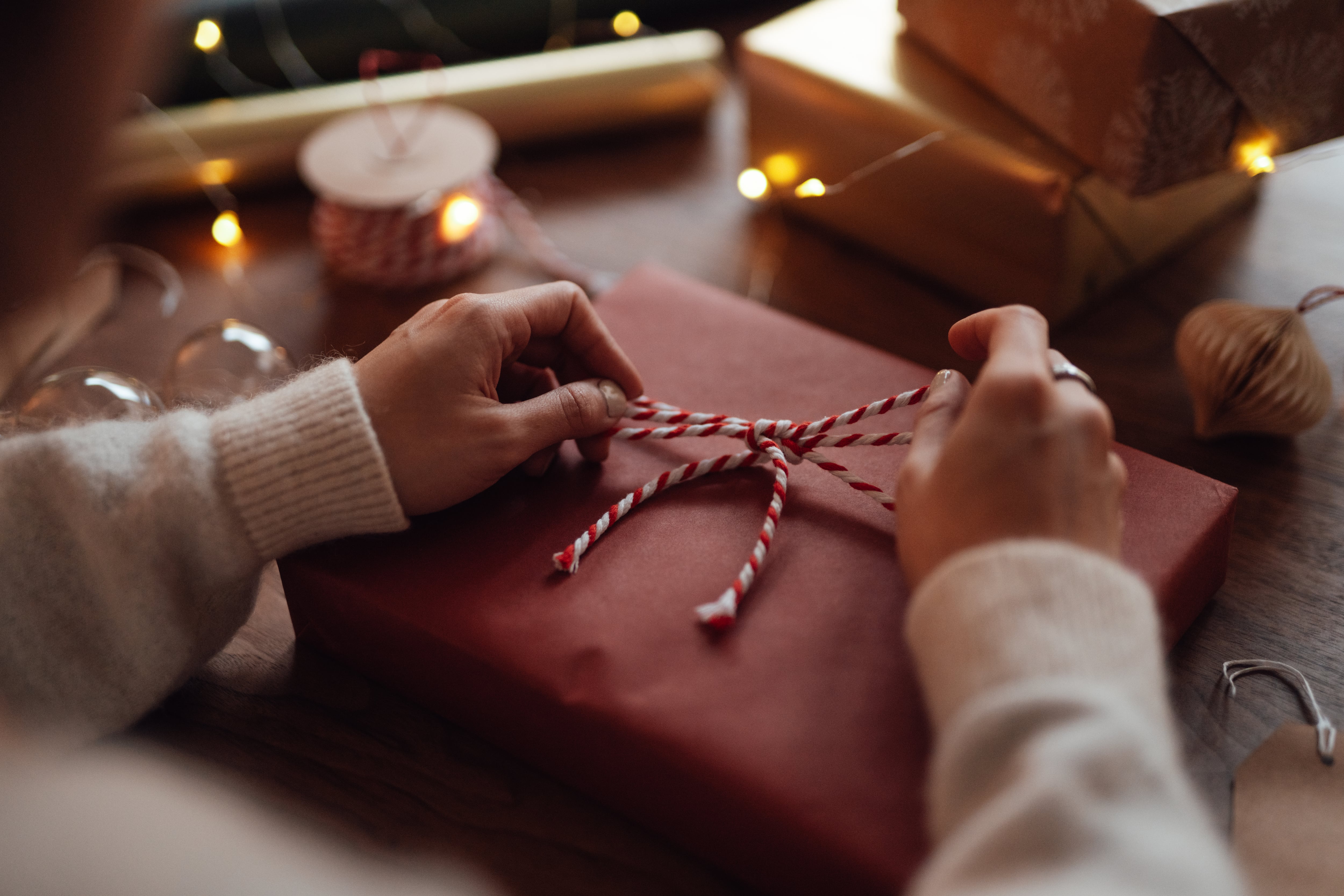 Persona con un regalo de Navidad.