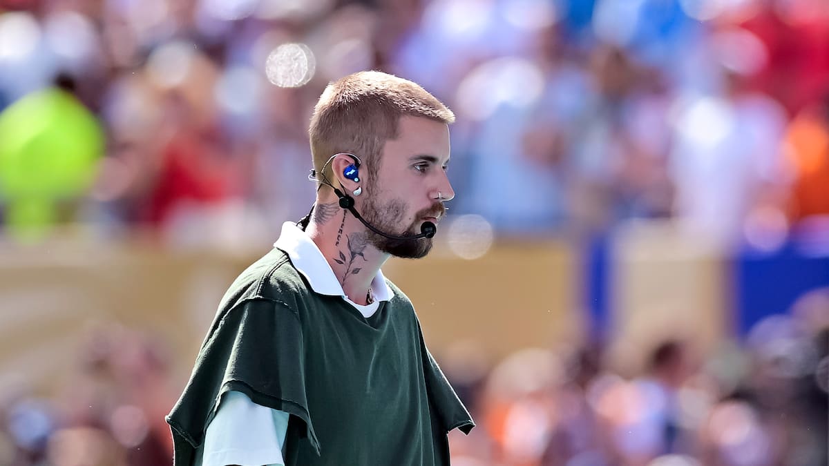 Justin Bieber pasa (casi) desapercibido como músico callejero en un parque de Los Ángeles
