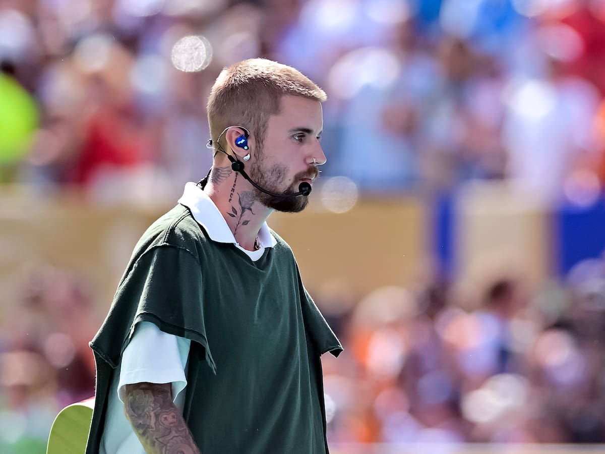 Justin Bieber pasa (casi) desapercibido como músico callejero en un parque de Los Ángeles