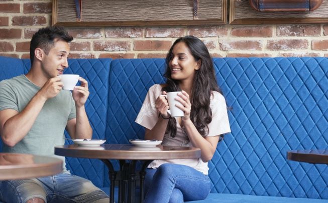 Dos jóvenes en una cafetería