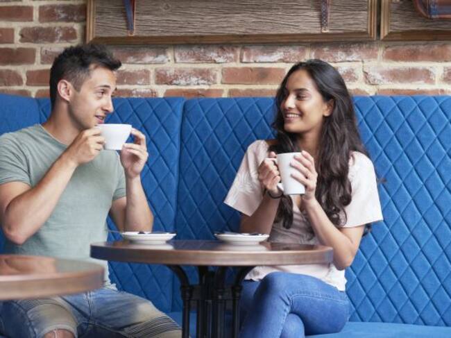 Dos jóvenes en una cafetería