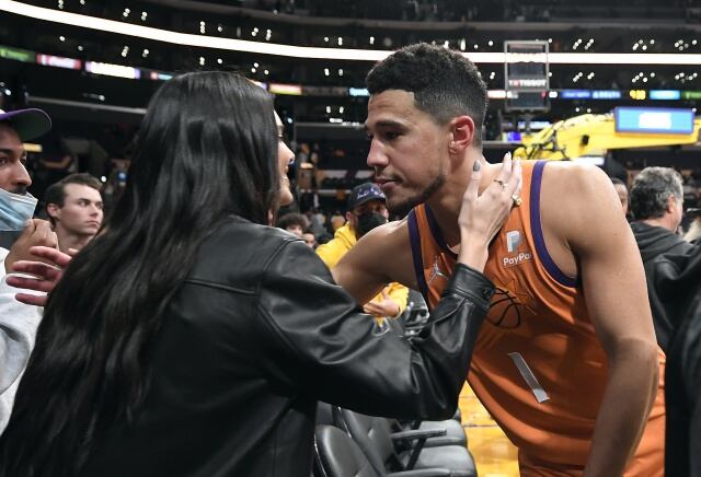 Kendall Jenner y Devin Booker en un partido de la NBA