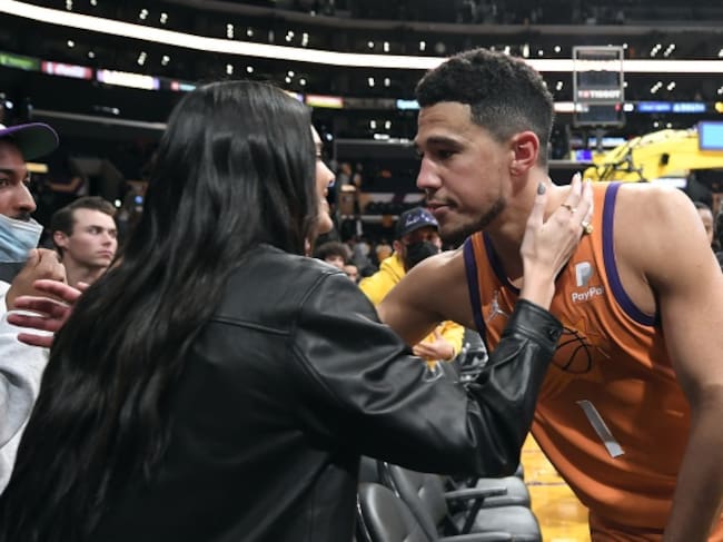 Kendall Jenner y Devin Booker en un partido de la NBA