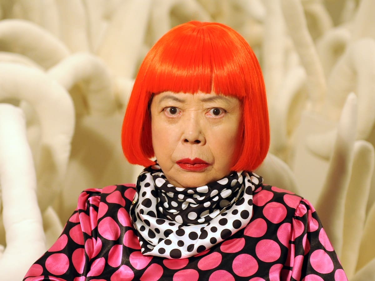 Muere a los 97 años Yayoi Kusama, la artista que convirtió sus alucinaciones en arte: su sobras más famosas, su trastorno y su vida en un psiquiátrico