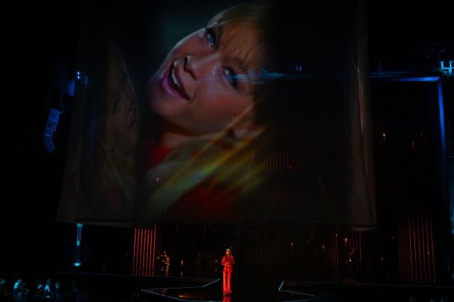 Amaia canta durante un homenaje a Pepa Flores, Marisol, durante los 34 premios Goya