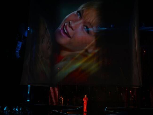 Amaia canta durante un homenaje a Pepa Flores, Marisol, durante los 34 premios Goya