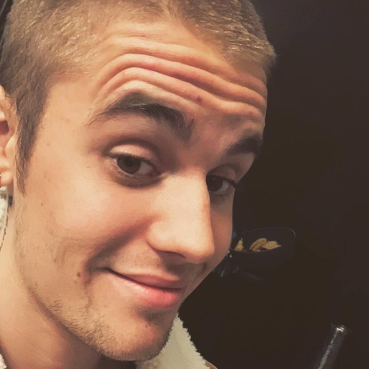 Justin Bieber se hace un tatuaje…¡en la cara!