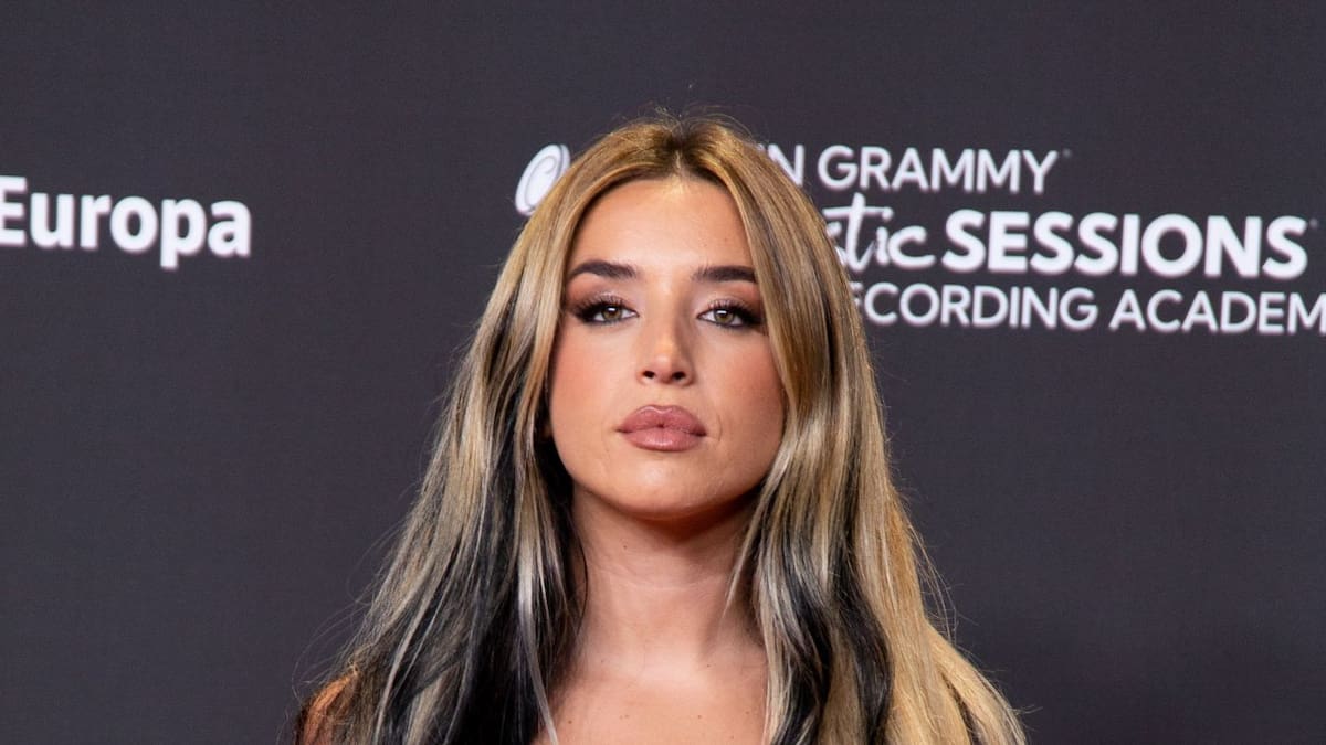 Lola Índigo saca buzones a las calles de Madrid para presentar su nueva música