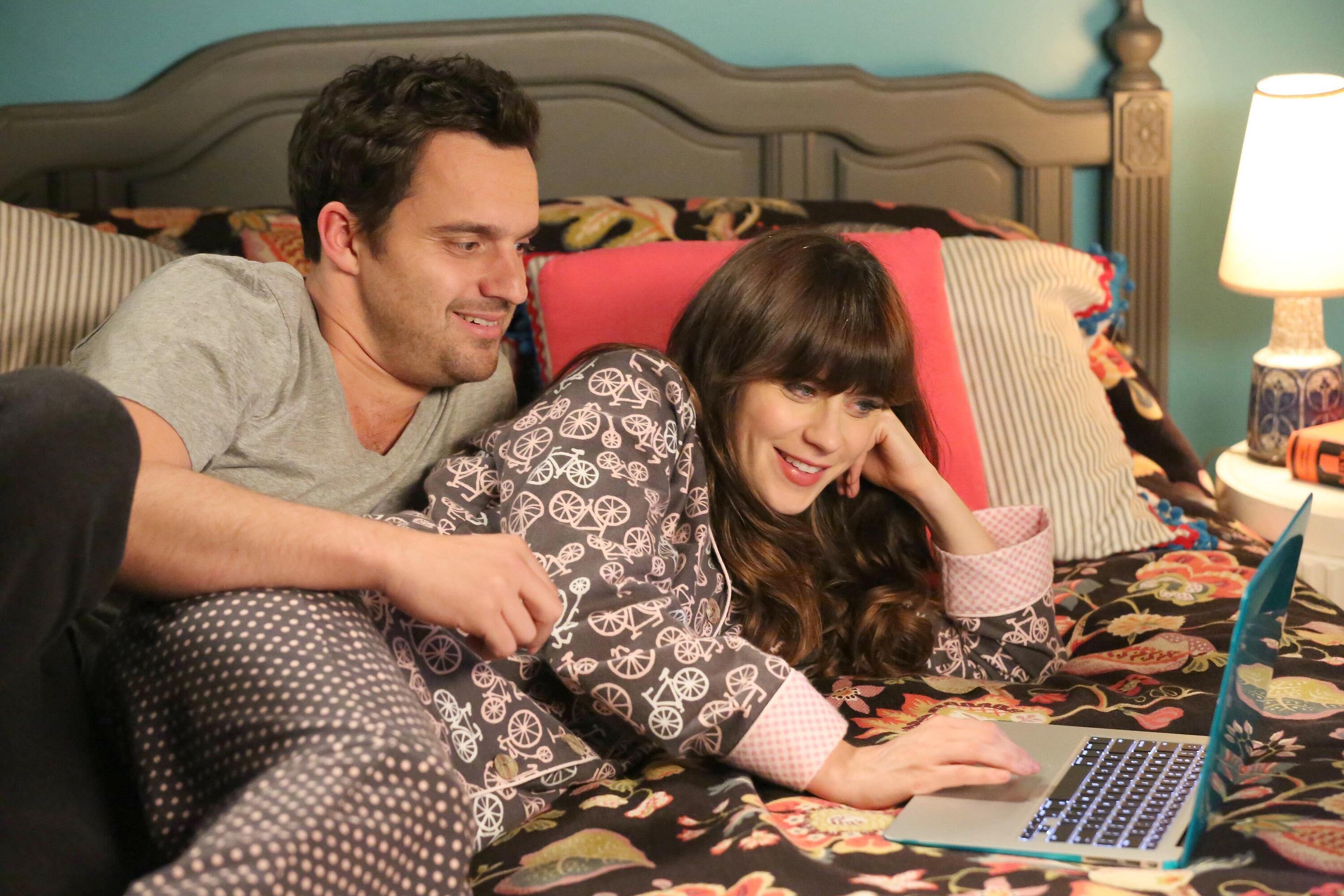 Jake Johnson y Zooey Deschanel en el episodio 'Thanksgiving III' de 'NEW GIRL'.
