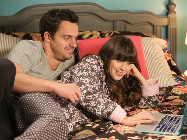 Jake Johnson y Zooey Deschanel en el episodio 'Thanksgiving III' de 'NEW GIRL'.