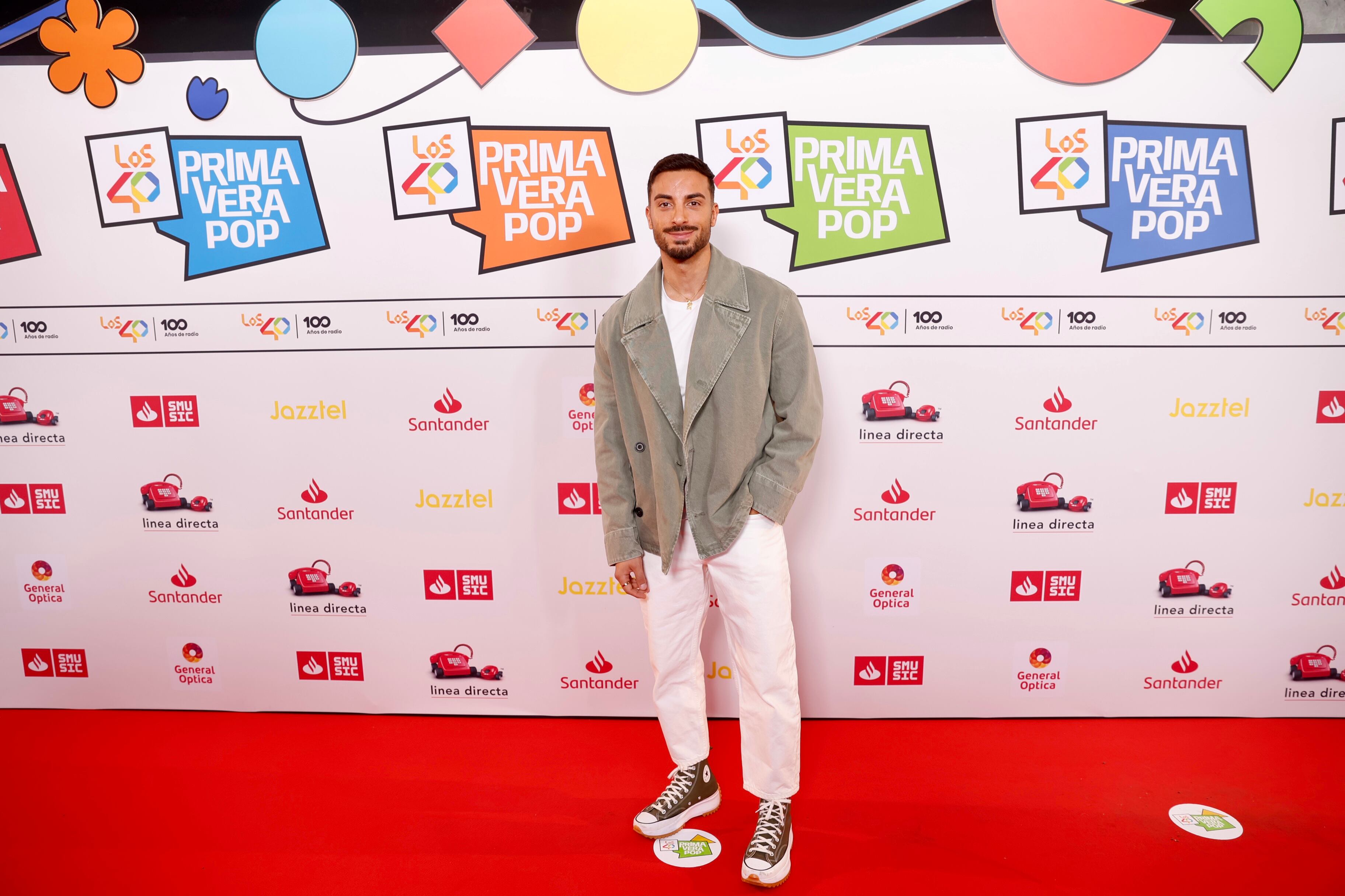 El papi de la última edición de La isla de las tentaciones llegaba con ganas de fiesta. Su chica, Ana Solma, ha debido quedarse en casa con el pequeño Luca mientras que Borja disfruta de la noche con algunos compañeros.