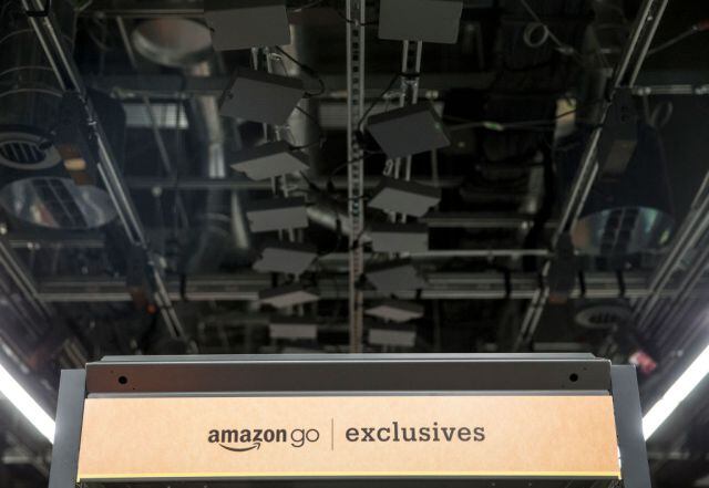 El techo lleno de cámaras en las tiendas Amazon Go