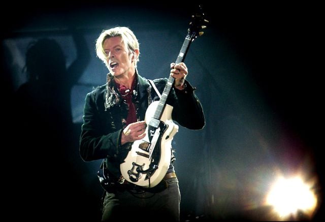 David Bowie, actuando en un concierto en Dinamarca en 2003.