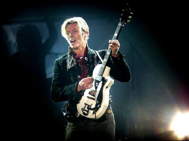 David Bowie, actuando en un concierto en Dinamarca en 2003.