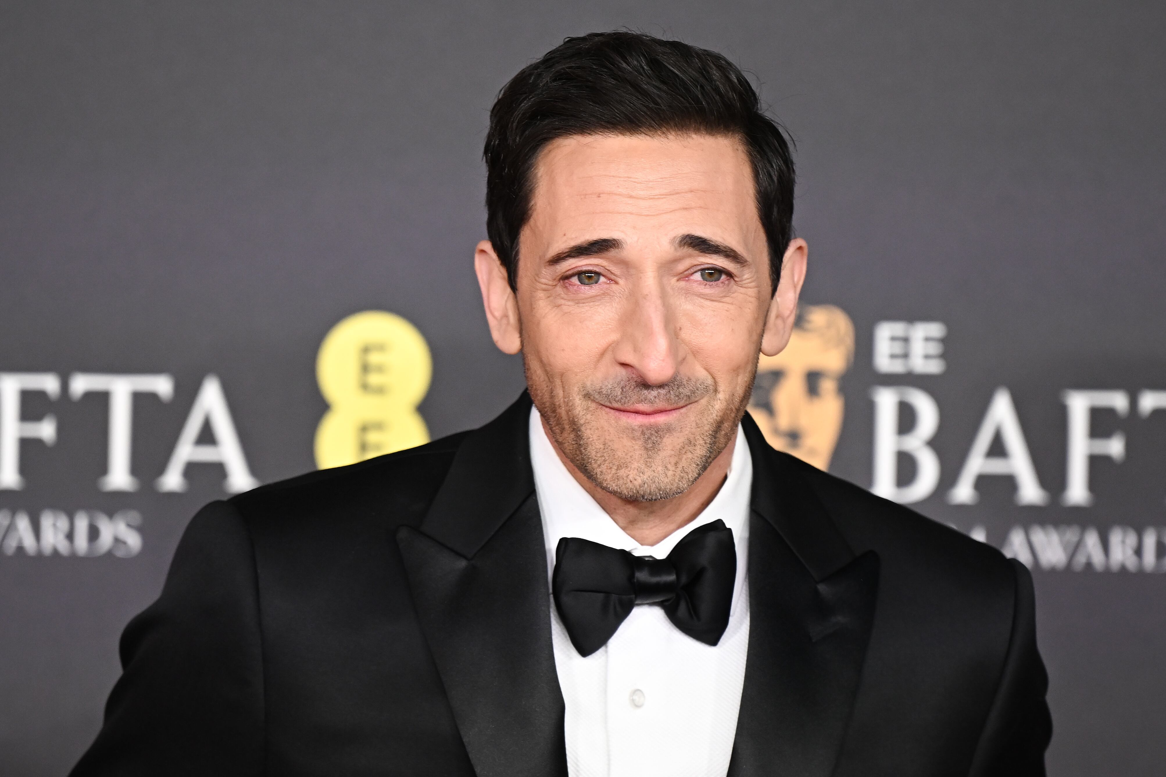 Adrien Brody, con un esmoquin de lo más clásico y pajarita negra. Pura elegancia.