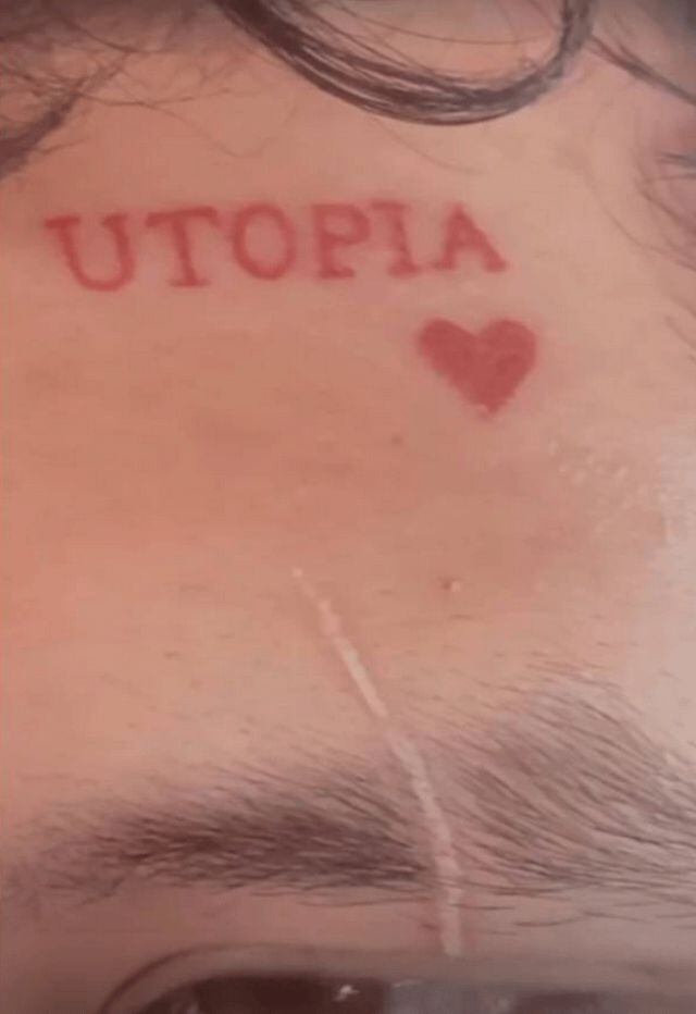 Christian Nodal se tatuó el nombre del álbum de Belinda &quot;Utopía&quot;, en la frente