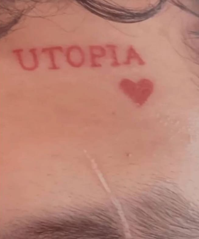 Christian Nodal se tatuó el nombre del álbum de Belinda &quot;Utopía&quot;, en la frente