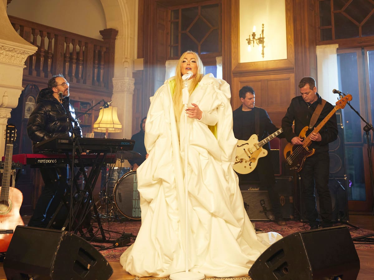 La oreja de Van Gogh abraza públicamente a Amaia Montero y los fans de Leire Martínez reaccionan