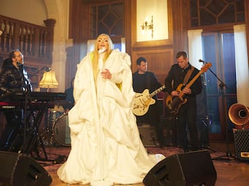 La oreja de Van Gogh abraza públicamente a Amaia Montero y los fans de Leire Martínez reaccionan