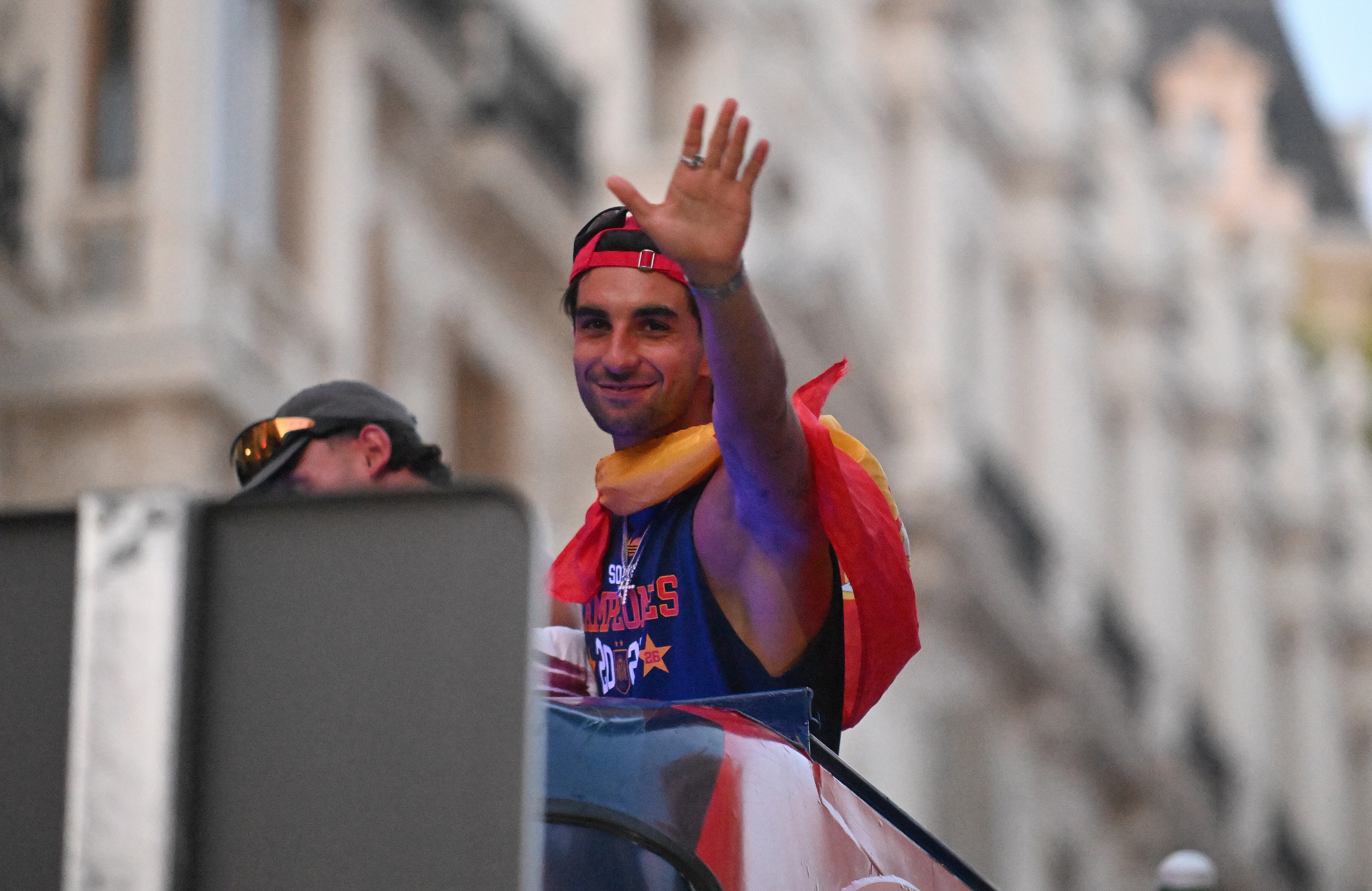 Ferran Torres en el desfile de la victoria.
