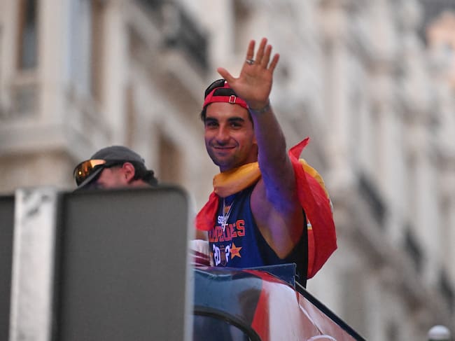 Ferran Torres en el desfile de la victoria.