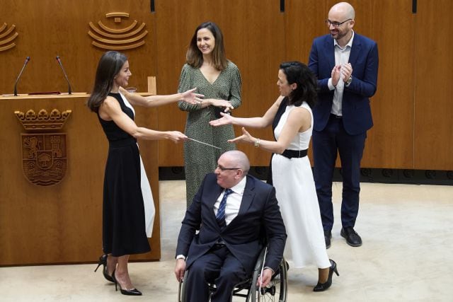 La reina ha entregado el premio a la galardonada entre risas, sorpresa y respeto.