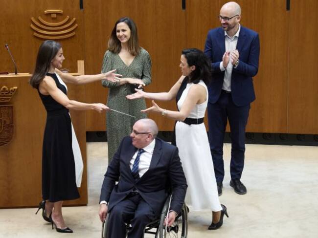 La reina ha entregado el premio a la galardonada entre risas, sorpresa y respeto.
