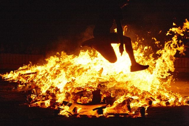 Saltar la hoguera es uno de los rituales más típicos de la Noche de San Juan.