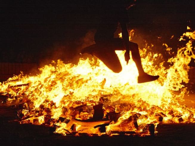 Saltar la hoguera es uno de los rituales más típicos de la Noche de San Juan.