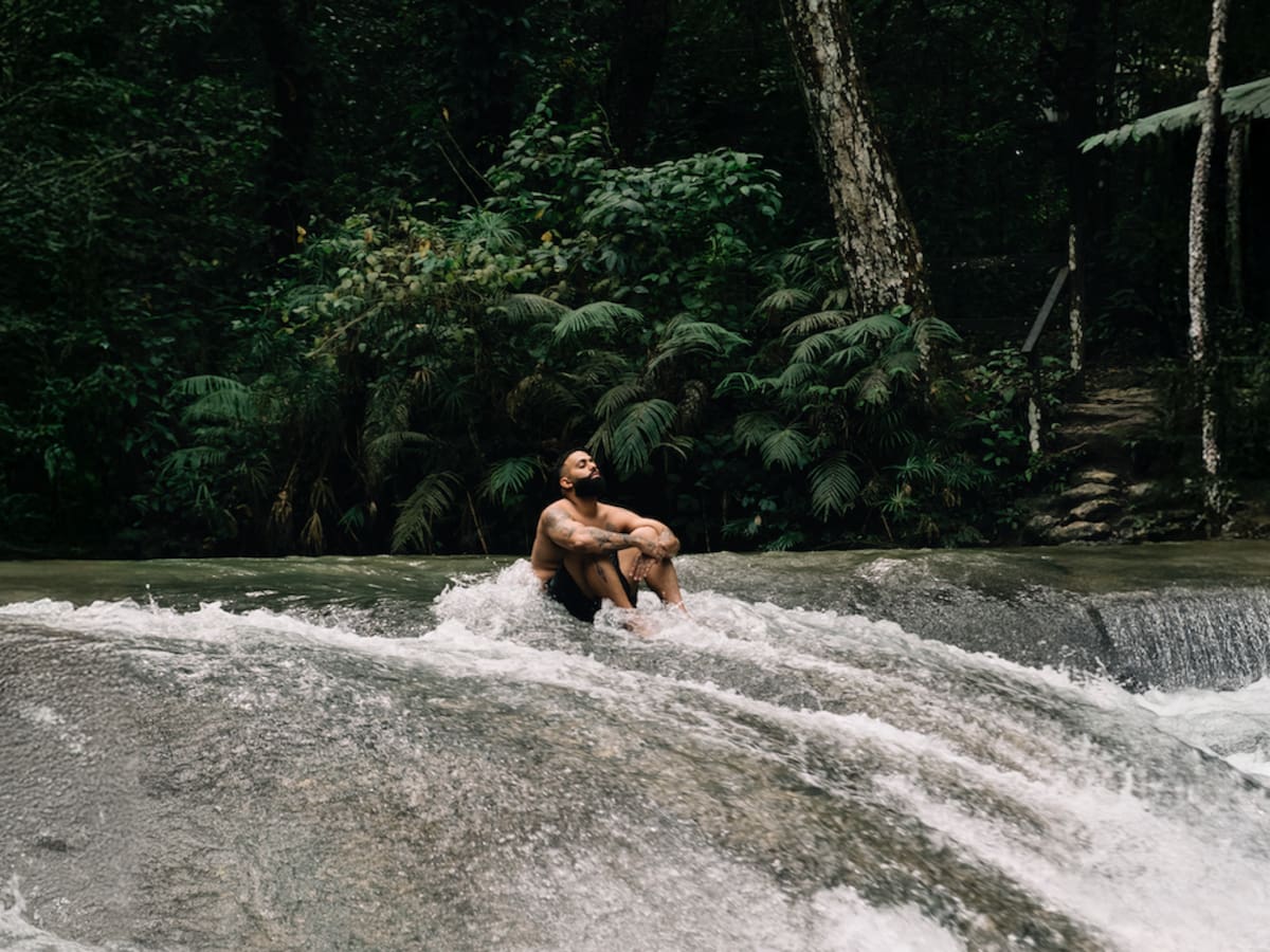 Gratitud y paz mental: Eladio Carrión entiende la vibra de 2026 con su nueva canción 'Buenos días'