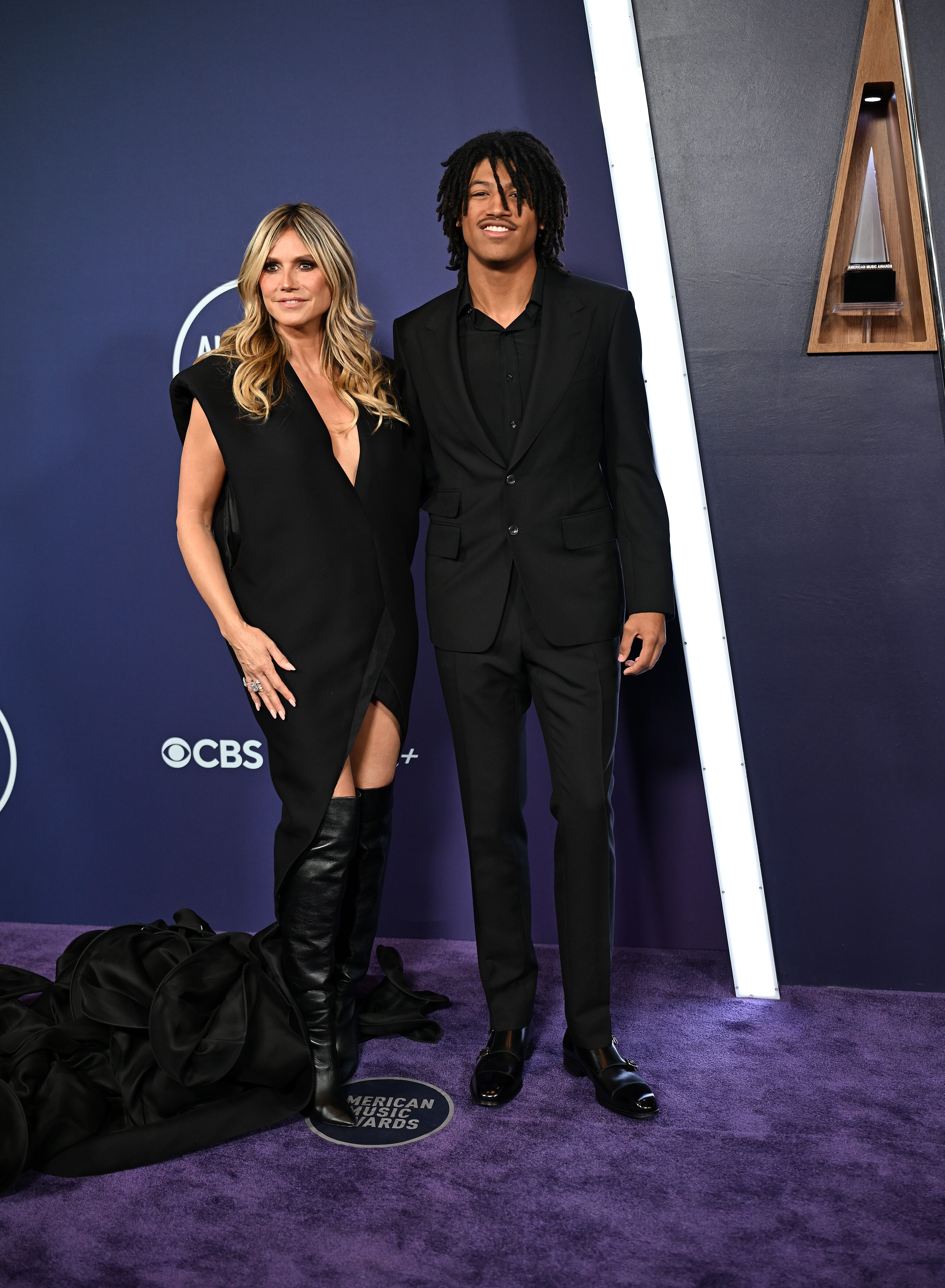 Que Heidi Klum no se pierde una gala de premios musicales, es algo que ya tenemos super asumido. Pero lo que no es tan normal es verla acompañada por su hijo, Henry Samuel. Ambos apostoran por el negro y lucieron así de bien.