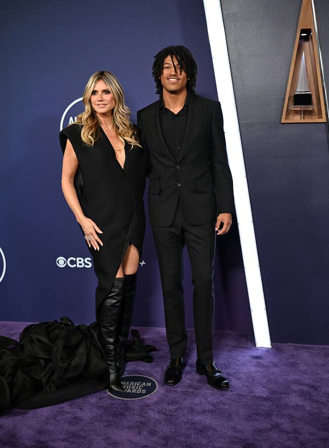 Que Heidi Klum no se pierde una gala de premios musicales, es algo que ya tenemos super asumido. Pero lo que no es tan normal es verla acompañada por su hijo, Henry Samuel. Ambos apostoran por el negro y lucieron así de bien.