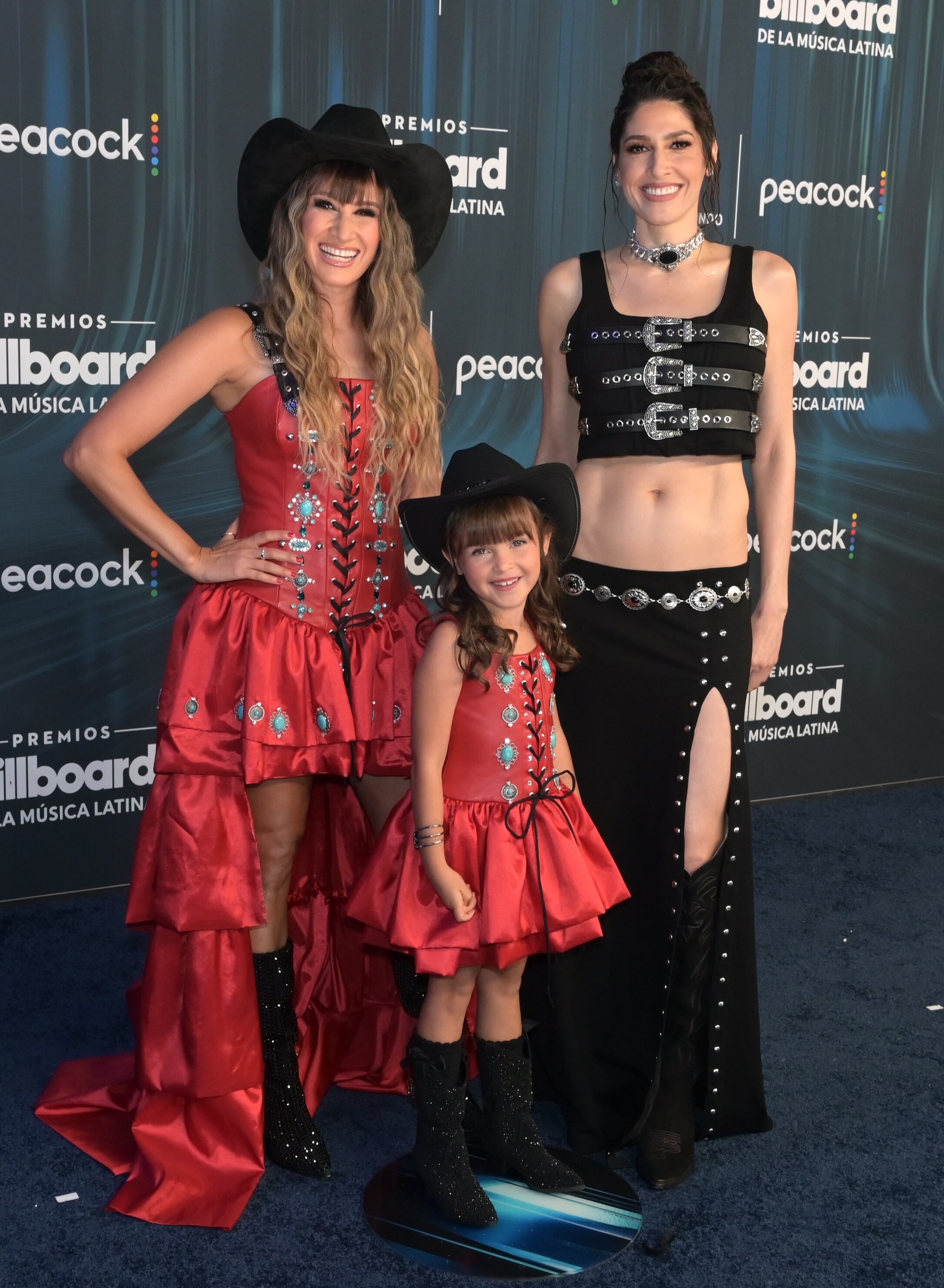 Hanna Nicole Pérez y Ashley Grace Pérez, de Ha*Ash con la pequeña Mathilda, en los Premios Billboard de la Música Latina 2026.