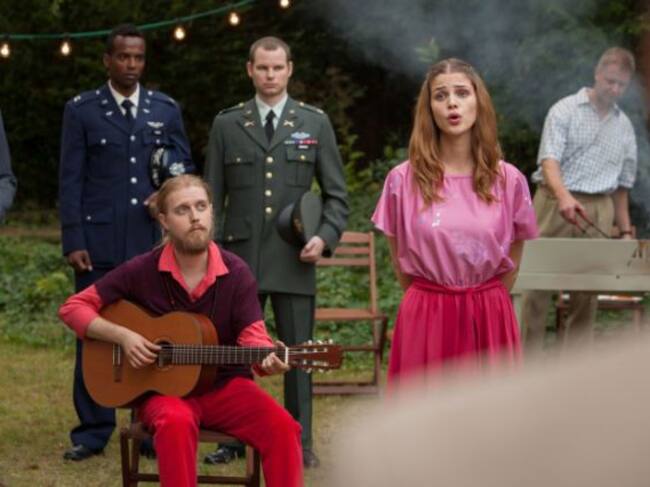 Lisa Tomaschewsky canta en la serie 'Deutschland 83', donde interpreta a Ivonne