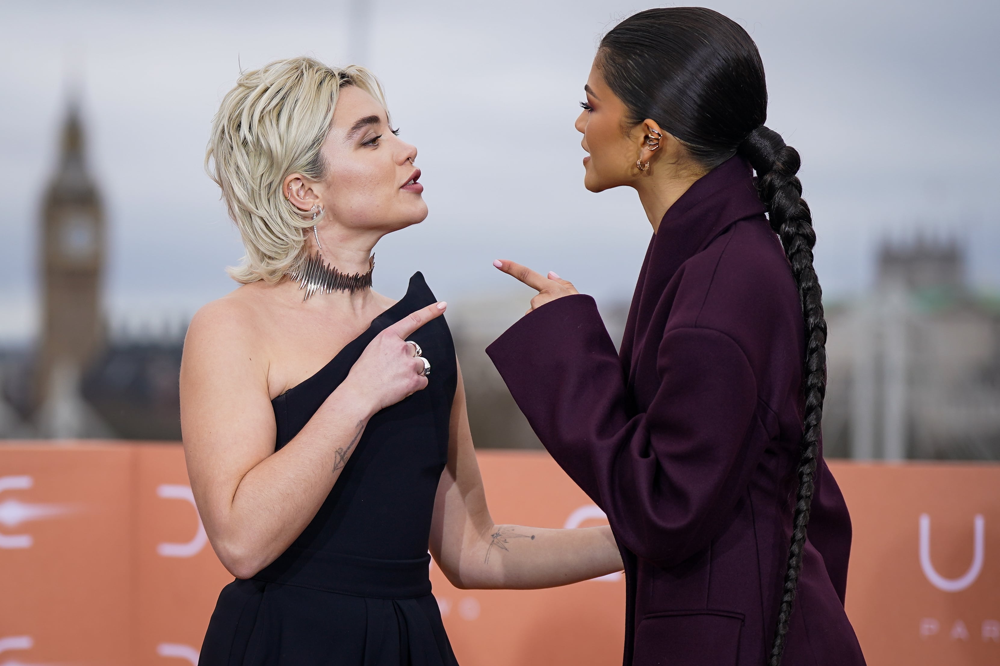 Florence Pugh y Zendaya en el photocall de &#039;Dune: Parte Dos&#039; en Londres.