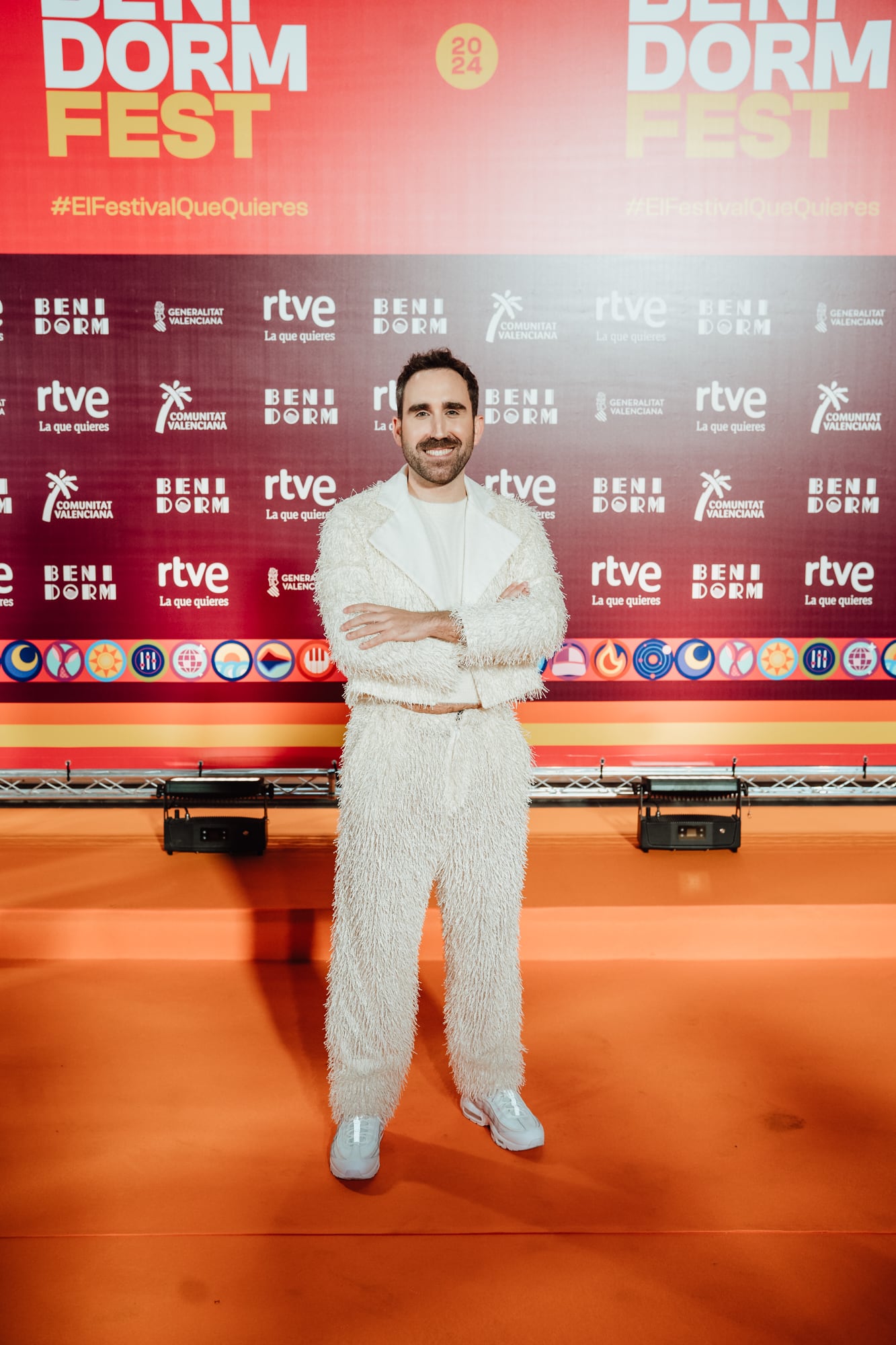 El presentador Aitor Albizua, durante la orange carpet del Benidorm Fest 2024.