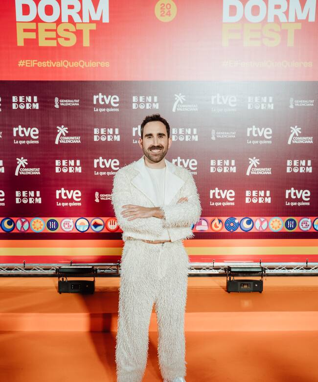 El presentador Aitor Albizua, durante la orange carpet del Benidorm Fest 2024.