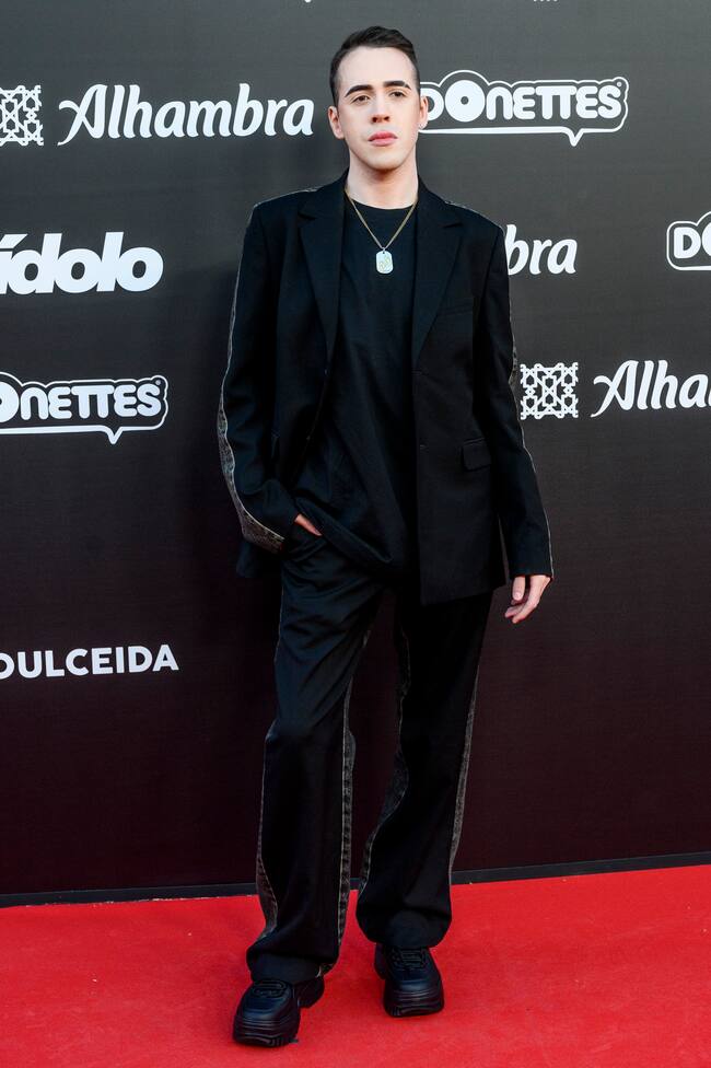 Hay muchas formas de acudir a una alfombra con traje negro y Jorge Cyrus nos mostró una de ellas.